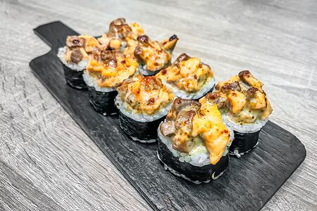 Ролл с лососем в ореховом соусе, запеченный на гриле