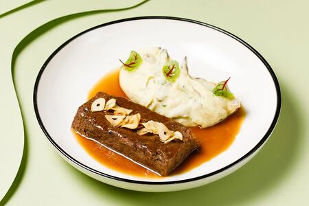 Говяжья лытка с картофельным пюре и соусом демиглас