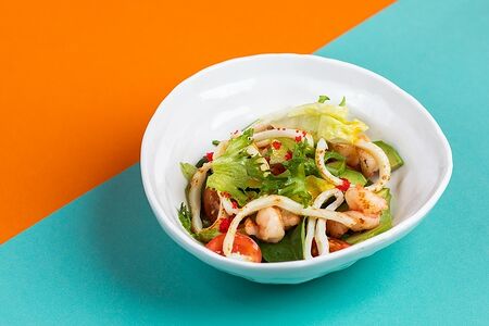 Салат с креветками и кальмаром