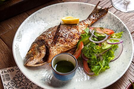 Дорадо с легким салатом и соусом песто