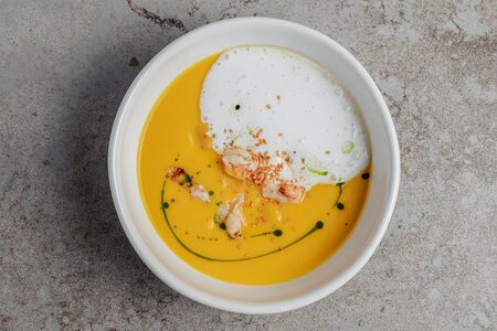 Тыквенный суп с кокосом и креветками