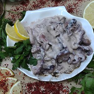 Тушеные осьминоги и кальмары в сливочном соусе