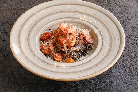 Черные спагетти с лососем и креветками в сливочно-томатном соусе