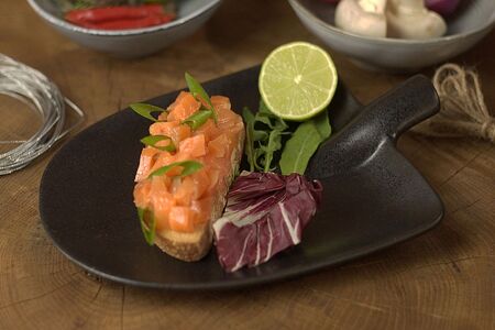 Брускетта с сёмгой