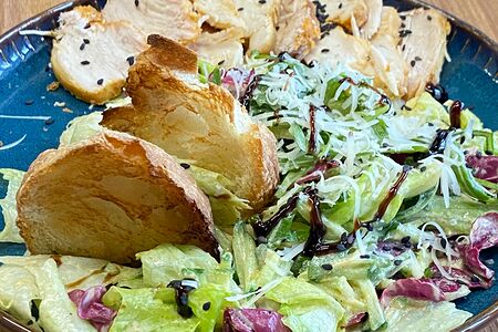 Цезарь с куриной грудкой и лапшой из огурца