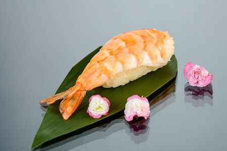 Суши с креветкой