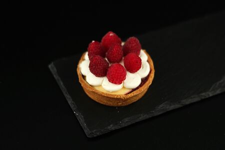 Пирожное Тарталетка со свежей малиной
