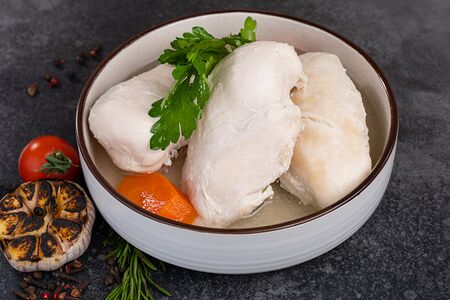 Куриная грудка отварная в бульоне