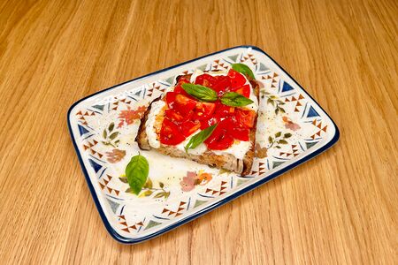 Брускетта со страчателой и томатами