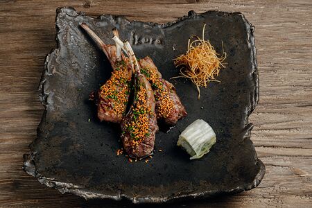 Каре ягненка на гриле с белым шисо-кимчи