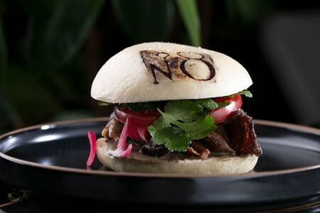 Бургер с уткой конфи на паровой булке