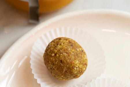 Конфета веганская с финиками и куркумой