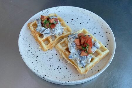 Вафля с курицей и грибами