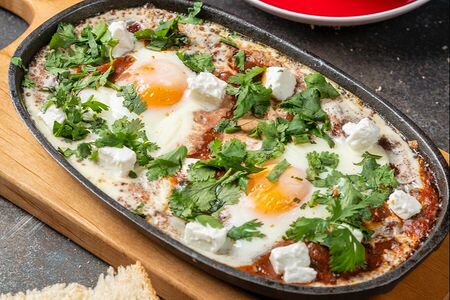 Яичница шакшука с семгой