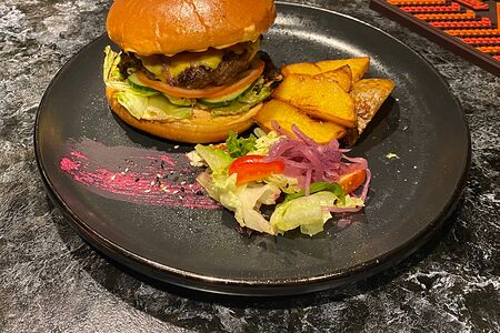 Бургер с куриной котлетой и сыром Чеддер