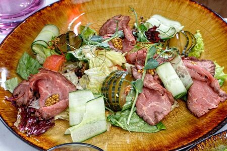 Салат с ростбифом из говядины и огурцами кимчи