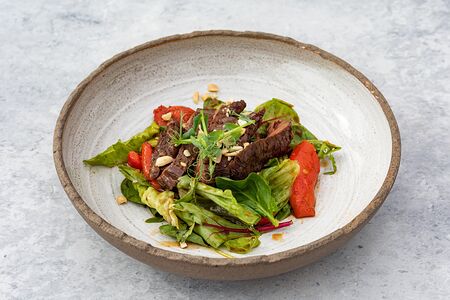 Стейк-салат с говядиной, печеным перцем и тайским соусом