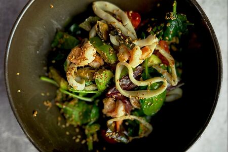 Тёплый салат с морепродуктами