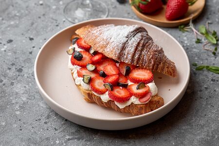 Круассан со свежими ягодами