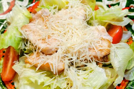 Салат Цезарь с курицей