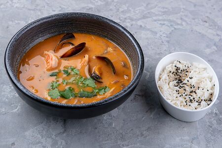 Том ям с морепродуктами