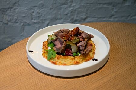 Большой драник с ростбифом и вяленными томатами