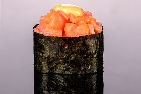 Гункан Спайси-лосось