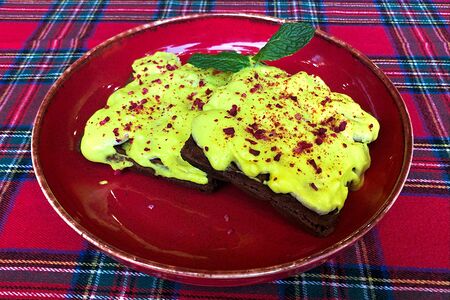 Вафли Красный бархат с крем-чизом, бананом и малиной