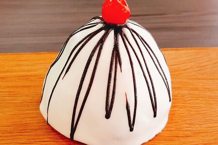 Пирожное Панчо с вишней