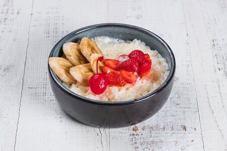 Рисовая каша с ягодами