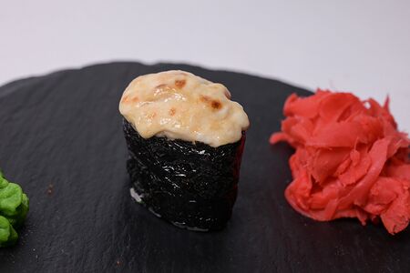 Запеченные суши с лососем