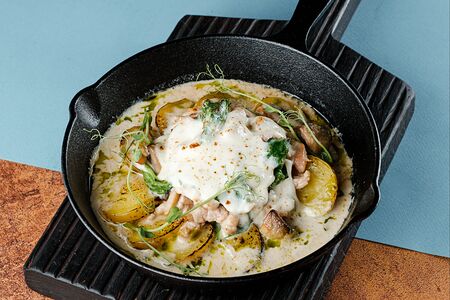 Свиная вырезка с картофелем и грибами