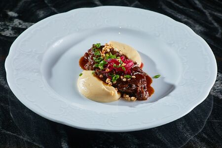 Телячьи щечки томленые в пиве с кремом из корня сельдерея