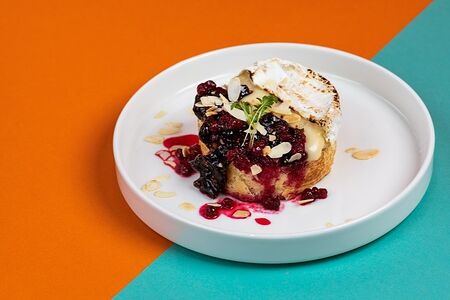 Запечённый камамбер с томлёным инжиром