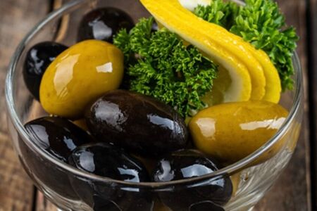 Маслины и оливки