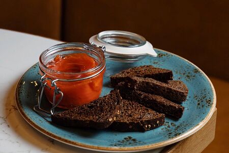 Камчатская нерка с ржаными тостами