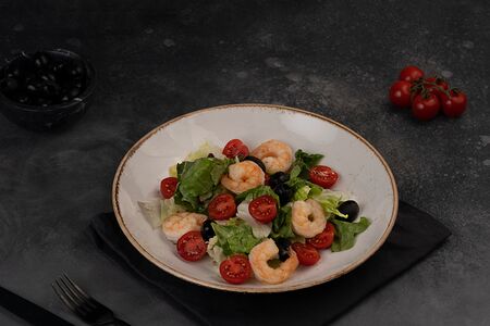 Салат с креветками и миксом салата