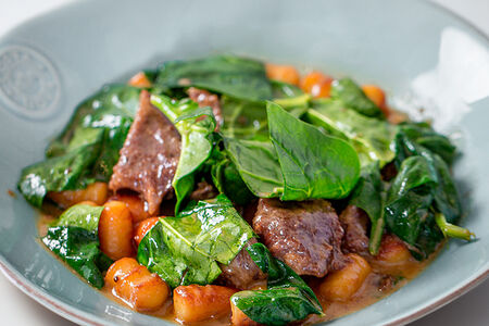 Жареные ньокки с телячьми щечками и шпинатом