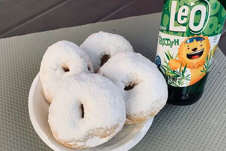 Пончики с пудрой и лимонад Leo Тархун