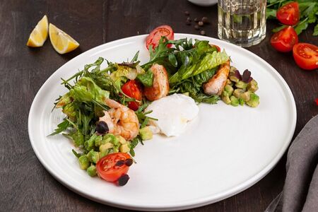 Салат с креветками, рукколой и яйцом пашот