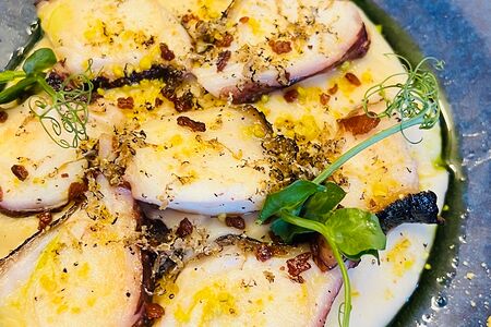 Осьминог с пюре из сельдерея и трюфелем