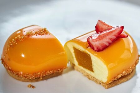 Муссовое пирожное манго-маракуйя