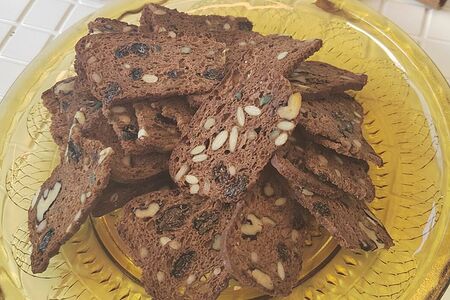 Греческие сухарики с корицей и темным изюмом