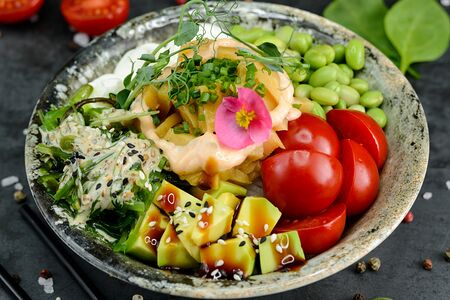 Поке с масленной рыбой и спайси