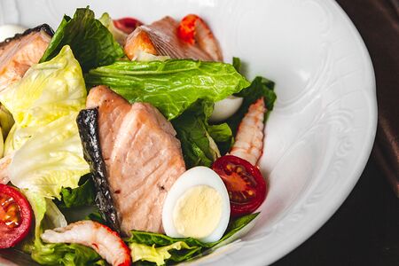 Тёплый салат с жареным лососем