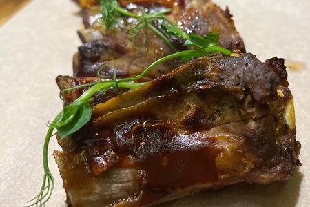 Запеченные свиные ребрышки с соусом барбекю