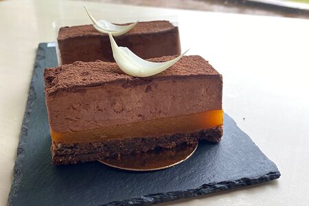 Пирожное с шоколадным муссом и фруктовым желе