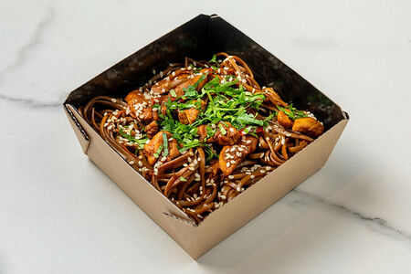 Гречневая лапша с курицей и овощами