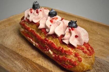 Эклер Ягодный