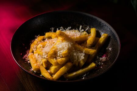 Картофель фри с трюфельным маслом и пармезаном